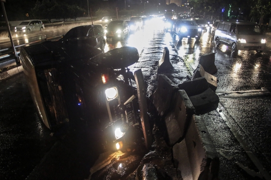 Mobil Terguling di Gerbang Tol Tanjung Duren