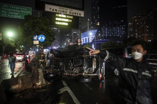 Mobil Terguling di Gerbang Tol Tanjung Duren