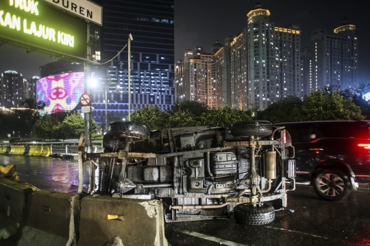 Mobil Terguling di Gerbang Tol Tanjung Duren