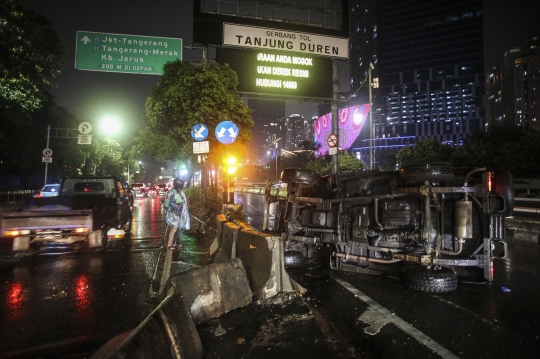 Mobil Terguling di Gerbang Tol Tanjung Duren