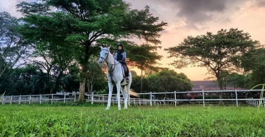 Sosok Aisha Hakim, Gadis Cantik Penunggang Kuda Ternyata Anak Artis Terkenal