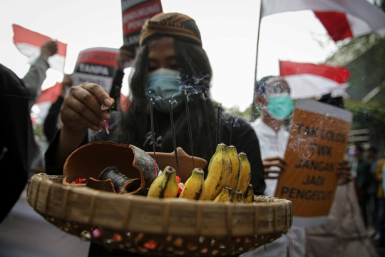 Aksi Dukun Tolak Novel Baswedan CS di KPK