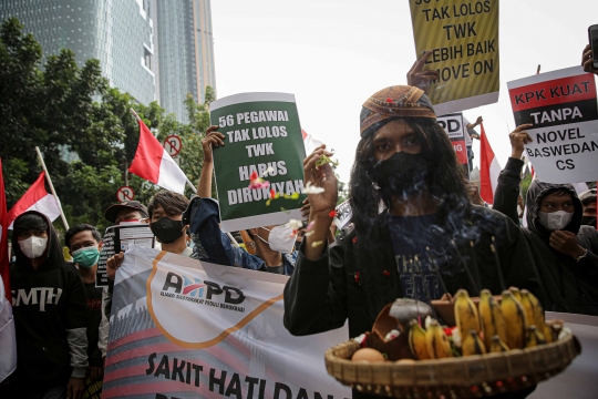 Aksi Dukun Tolak Novel Baswedan CS di KPK