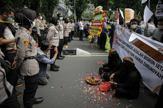 Aksi Dukun Tolak Novel Baswedan CS di KPK