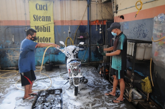 Melihat Tempat Cuci Mobil dan Kafe Tunarungu di Depok