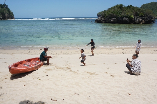 Menikmati Keindahan Alam Pantai Gatra Malang