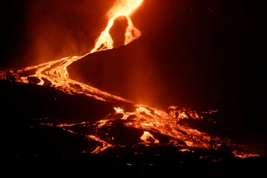 Ngerinya Aliran Lava Gunung Cumbre Vieja Saat Malam Hari