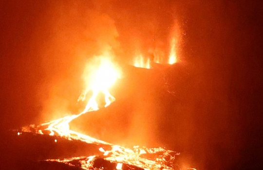 Ngerinya Aliran Lava Gunung Cumbre Vieja Saat Malam Hari