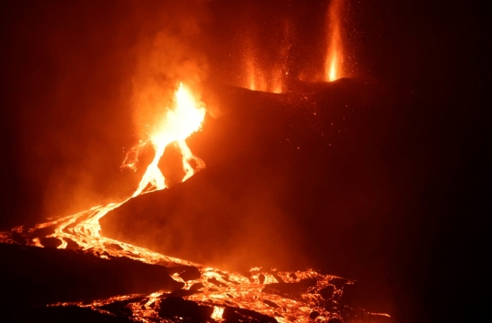 Ngerinya Aliran Lava Gunung Cumbre Vieja Saat Malam Hari