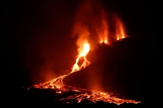 Ngerinya Aliran Lava Gunung Cumbre Vieja Saat Malam Hari