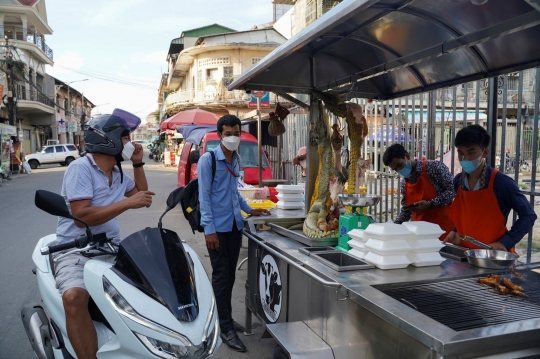 Melihat Jajanan Ekstrem Kamboja di Pinggir Jalan