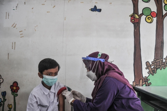 Antusiasme Anak Sekolah Ikuti Imunisasi DT