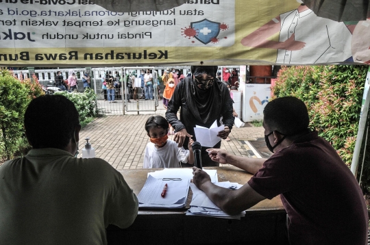 Antusiasme Anak Sekolah Ikuti Imunisasi DT