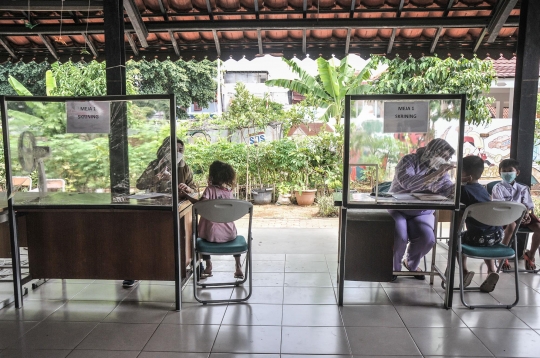 Antusiasme Anak Sekolah Ikuti Imunisasi DT
