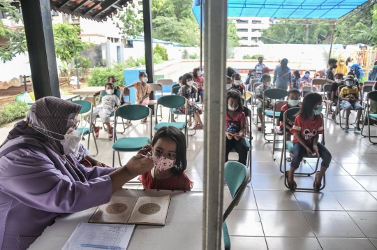 Antusiasme Anak Sekolah Ikuti Imunisasi DT