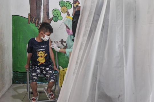 Antusiasme Anak Sekolah Ikuti Imunisasi DT