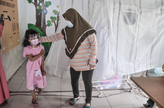 Antusiasme Anak Sekolah Ikuti Imunisasi DT