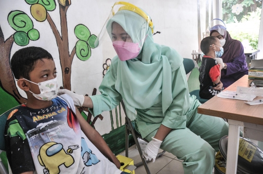 Antusiasme Anak Sekolah Ikuti Imunisasi DT