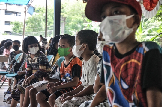 Antusiasme Anak Sekolah Ikuti Imunisasi DT