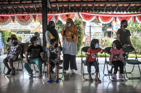 Antusiasme Anak Sekolah Ikuti Imunisasi DT