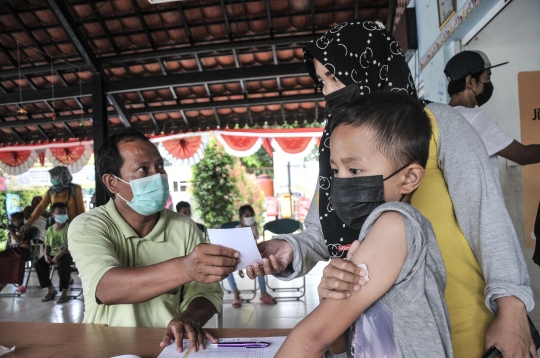 Antusiasme Anak Sekolah Ikuti Imunisasi DT