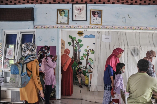 Antusiasme Anak Sekolah Ikuti Imunisasi DT
