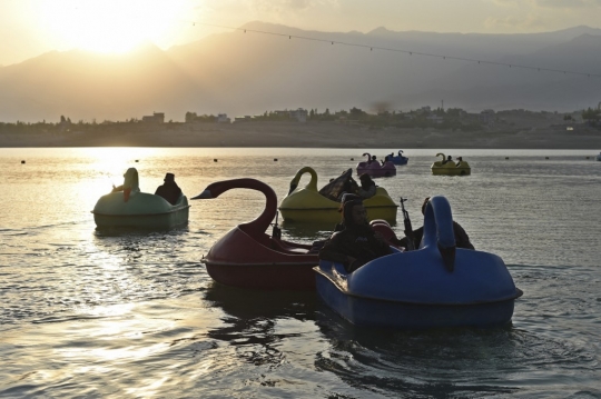 Saat Pejuang Taliban Asyik Naik Perahu Bebek di Danau Qargha