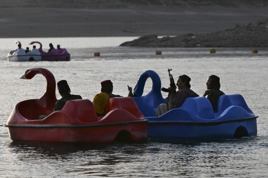 Saat Pejuang Taliban Asyik Naik Perahu Bebek di Danau Qargha