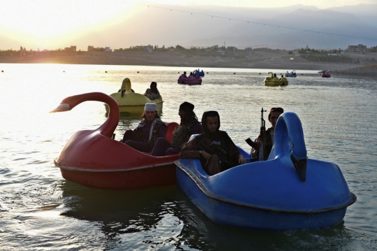 Saat Pejuang Taliban Asyik Naik Perahu Bebek di Danau Qargha