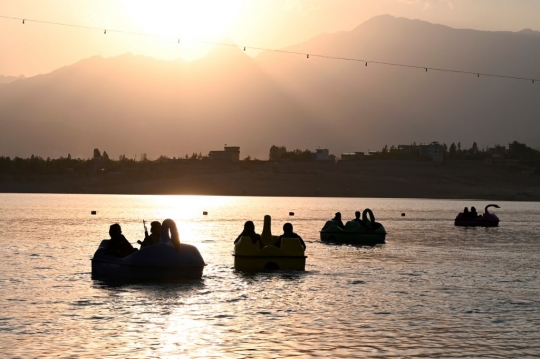 Saat Pejuang Taliban Asyik Naik Perahu Bebek di Danau Qargha