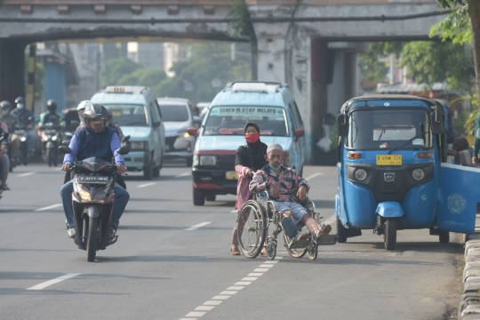 Aksesibilitas Kursi Roda Belum Ramah di Ibu Kota