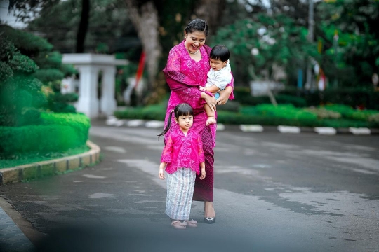 Kahiyang Putri Jokowi Foto Sambil Gendong Dua Anak, Istri Pangeran Beri Pujian