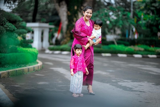 Kahiyang Putri Jokowi Foto Sambil Gendong Dua Anak, Istri Pangeran Beri Pujian