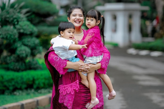 Kahiyang Putri Jokowi Foto Sambil Gendong Dua Anak, Istri Pangeran Beri Pujian