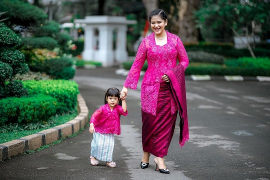 Kahiyang Putri Jokowi Foto Sambil Gendong Dua Anak, Istri Pangeran Beri Pujian