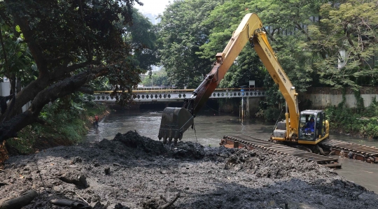 Aksi Dinas SDA Jakarta Grebek Lumpur di Sungai Krukut