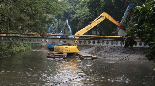 Aksi Dinas SDA Jakarta Grebek Lumpur di Sungai Krukut