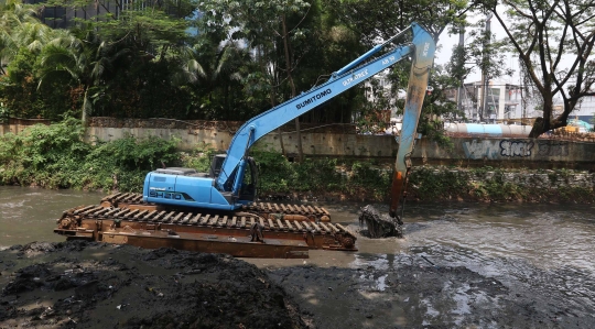 Aksi Dinas SDA Jakarta Grebek Lumpur di Sungai Krukut