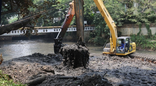 Aksi Dinas SDA Jakarta Grebek Lumpur di Sungai Krukut