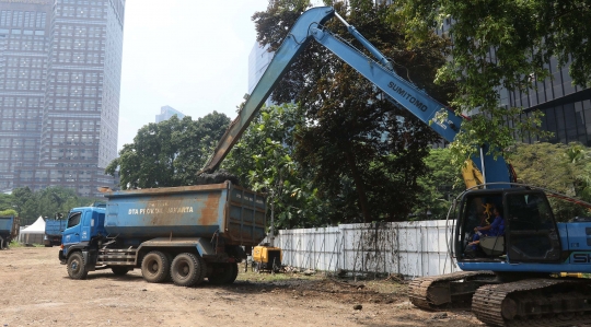 Aksi Dinas SDA Jakarta Grebek Lumpur di Sungai Krukut