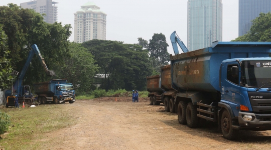 Aksi Dinas SDA Jakarta Grebek Lumpur di Sungai Krukut