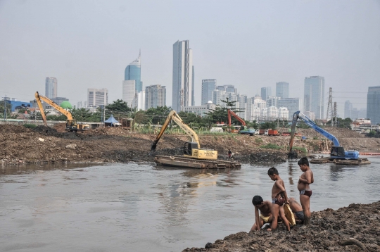 Gerebek Lumpur Kali Ciliwung