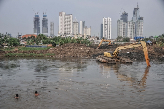 Gerebek Lumpur Kali Ciliwung