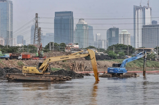 Gerebek Lumpur Kali Ciliwung