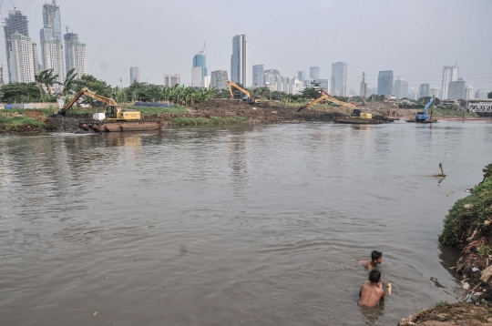 Gerebek Lumpur Kali Ciliwung