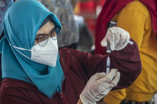 Melihat Vaksinasi Covid-19 Massal di Surabaya