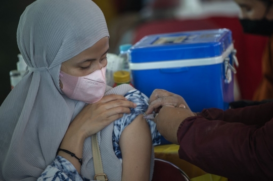 Melihat Vaksinasi Covid-19 Massal di Surabaya