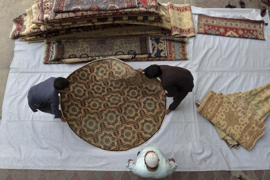 Nasib Pedagang Karpet Afghanistan Kehilangan Pembeli