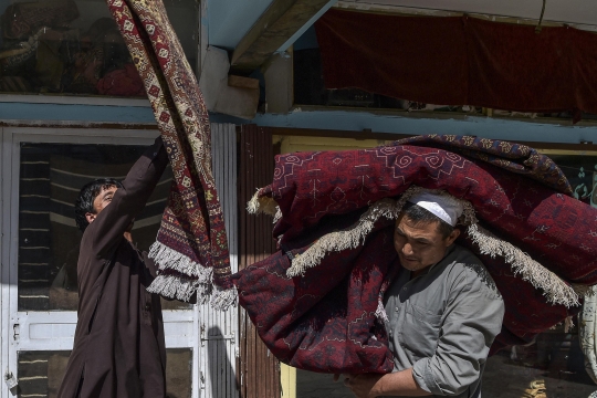 Nasib Pedagang Karpet Afghanistan Kehilangan Pembeli