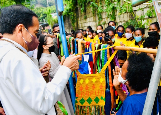 Ketika Jokowi Beli Noken dari Mama-Mama Papua di Pinggir Jalan